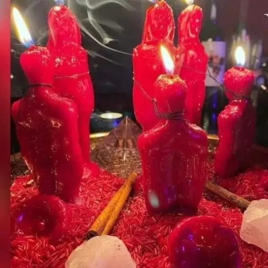 Velas rojas encendidas para un ritual de amor